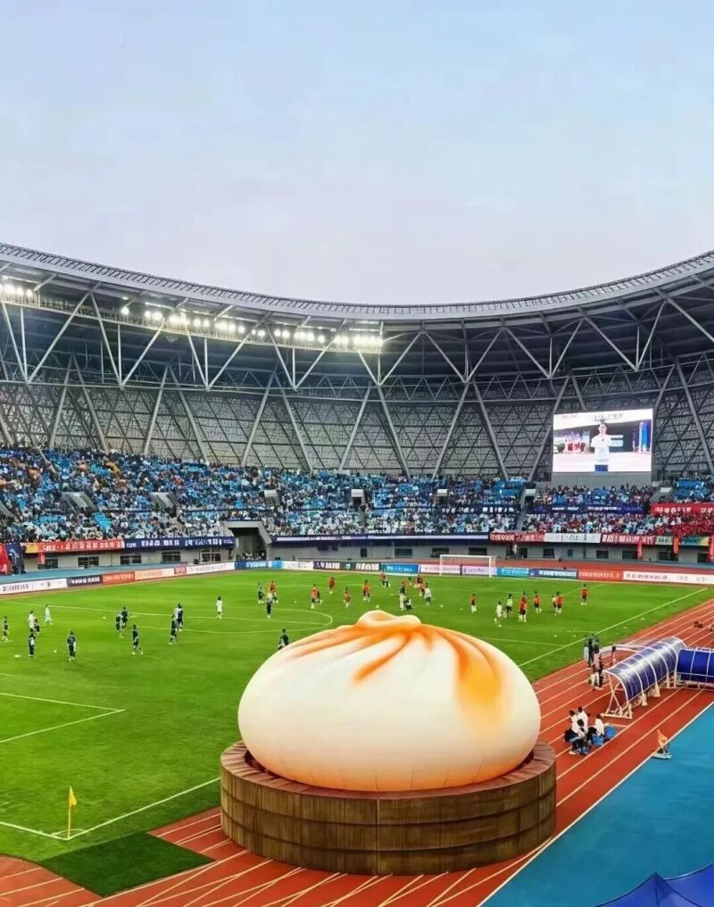 泰州体育公园12米蟹黄包登场